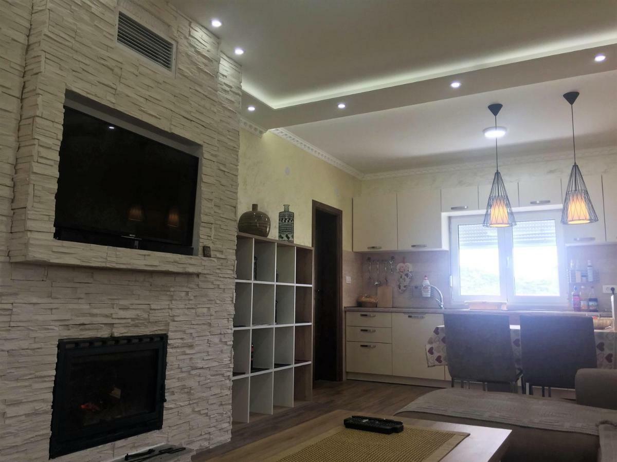 Eko Apartmani Krackovic Golubovci Exterior foto